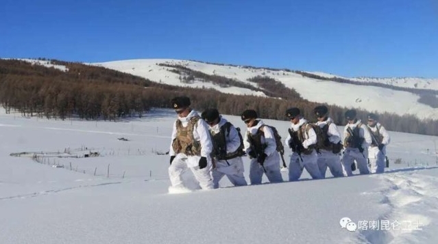 00后新兵首次踏上巡逻路
