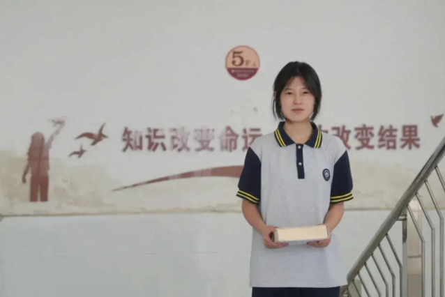 17岁的小女孩姜萍获得了全球12名的好成绩！